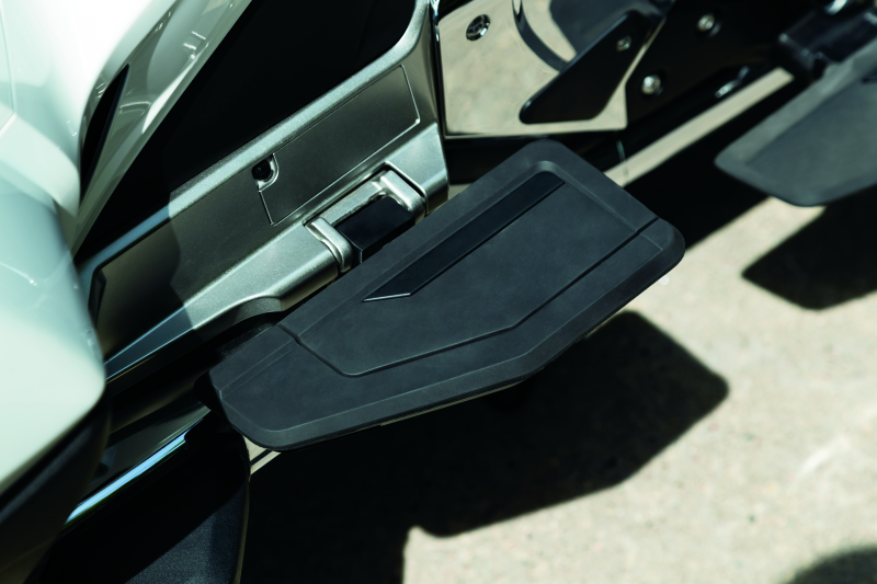 Kuryakyn 6761 Omni Transformer Passenger Flooboards Black - User 1