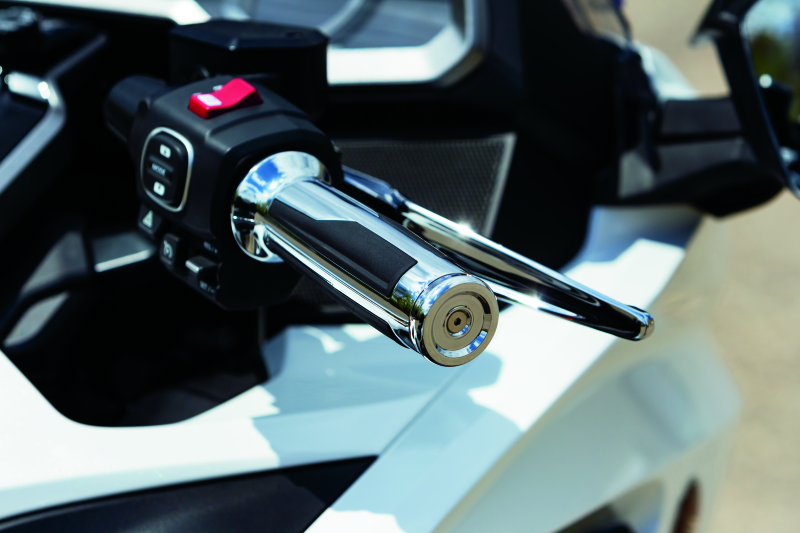 Kuryakyn 6764 Omni Grips Chrome - User 1