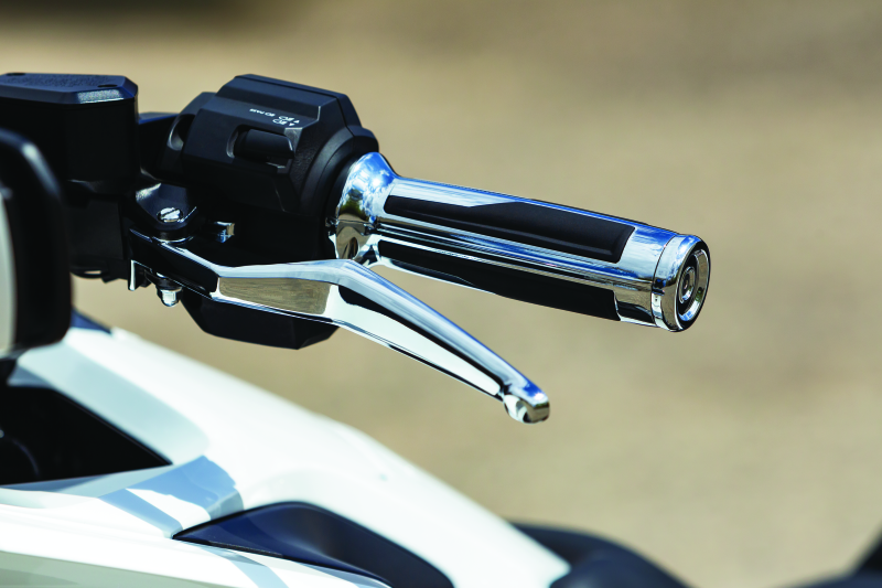 Kuryakyn 6764 Omni Grips Chrome - User 1