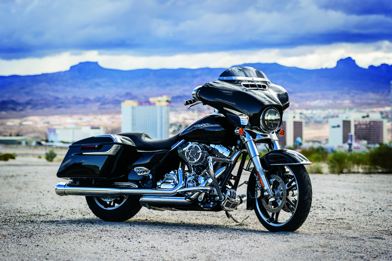 Kuryakyn 1387 Smooth Windshield Trim 14-Up Touring Chrome - User 1