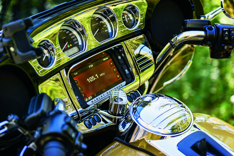 Kuryakyn 7283 Switch Panel Accent 14-Up Touring Models Chrome - User 1